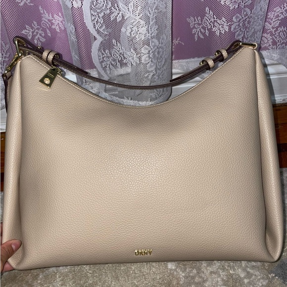 DKNY - Picture 3 of 9